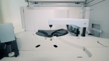 Kan test makine örnekleri laboratuvar odasında denetler. 4k.