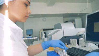 Bir klavye, bir hemşire türlerinde yakın çekim.