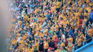 Kazan, Rusya - 16 Haziran 2018: Fransa - Avustralya futbol oyunu. Bir tribün birçok hayranları.