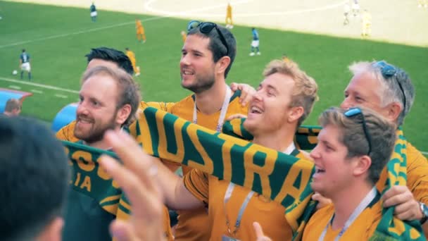 Kazan, RUSSIA - JUN 16, 2018: Copa do mundo de futebol 2018. Fãs de futebol australianos . — Vídeo de Stock