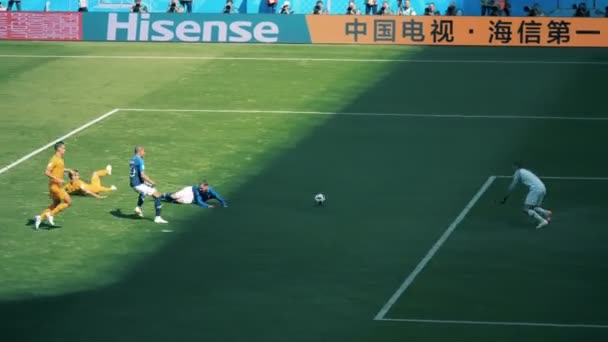 Kazan, RUSIA - 16 de junio de 2018: Los jugadores intentan marcar un gol . — Vídeos de Stock