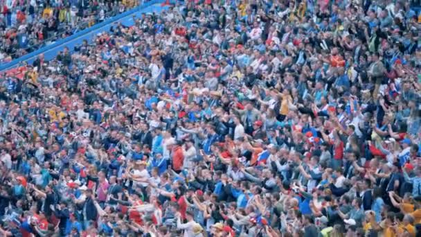 Καζάν, Ρωσία - Ιουν 16, 2018: Γαλλική ανεμιστήρες με χαιρετάνε. Παγκόσμιο Κύπελλο ποδοσφαίρου 2018. — Αρχείο Βίντεο