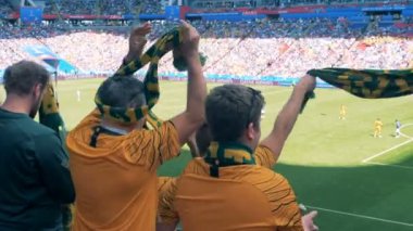 Kazan, Rusya - 16 Haziran 2018: Fransa - Avustralya futbol oyunu. Avustralya seyirci bir maç seyretmek.