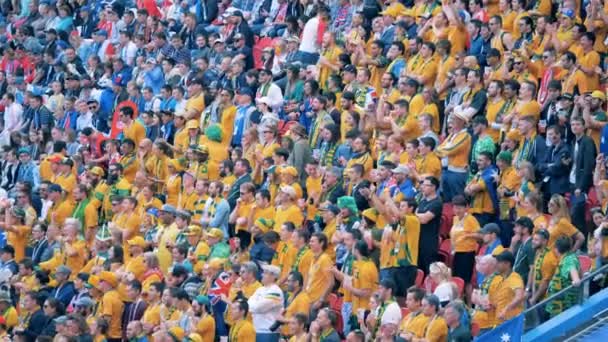 Kazan, RUSIA - 16 de junio de 2018: Campeonato Mundial de Fútbol de la FIFA 2018. Los aficionados al fútbol ven un partido en el estadio . — Vídeos de Stock