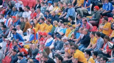 Kazan, Rusya Federasyonu - 16 Haziran 2018: Futbol taraftarları bir tribün üzerinde oturmak. FIFA Futbol Dünya Şampiyonası 2018.