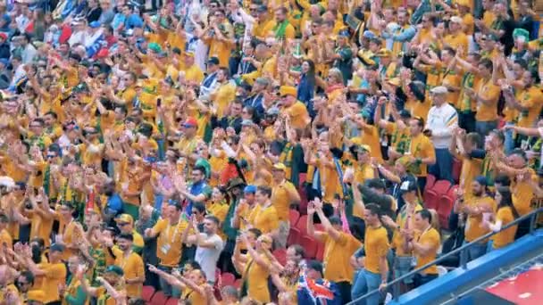 Kazan, RUSIA - 16 de junio de 2018: Multitud de aficionados en un estadio. Campeonato Mundial de fútbol FIFA 2018 . — Vídeo de stock