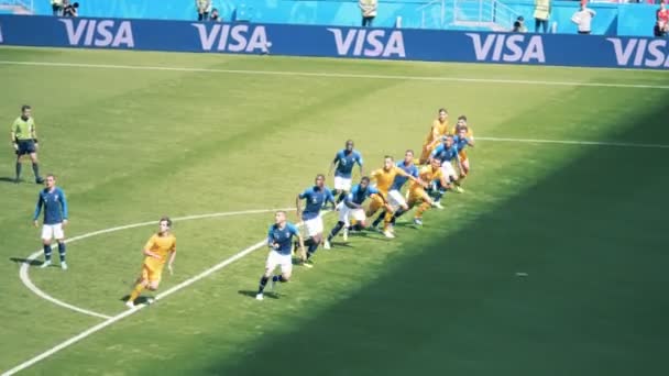 Kazan, RUSSIA - 16 GIUGNO 2018: partita di calcio Francia - Australia. Portiere cattura la palla . — Video Stock