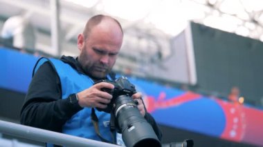 Kazan, Rusya - 16 Haziran 2018: Bir staduim bir fotoğrafçı. FIFA Dünya Kupası 2018.