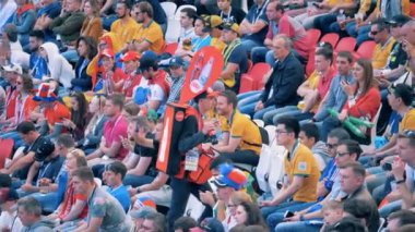 Kazan, Rusya Federasyonu - 16 Haziran 2018: Bir adam bir tribün içkiler satıyor.