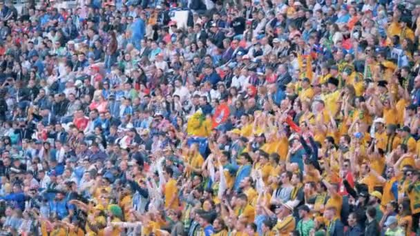 Kasan, Russland - 16. Juni 2018: Fans erzeugen mit ihren Händen eine Welle. Fußball-WM 2018. — Stockvideo