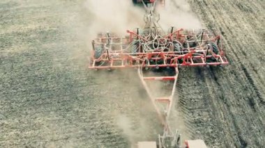 Kamyon Ekim bir çayır çekirdeği ile birlikte hareket ederken saçılma olduğunu.