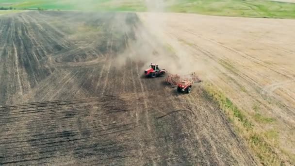 Zemědělské stroje se obrací na zemědělský pozemek. — Stock video