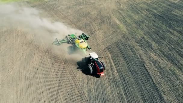 Luftaufnahme eines landwirtschaftlichen Traktors, der sich über das Feld bewegt. Konzept zur Produktion gesunder Lebensmittel. — Stockvideo