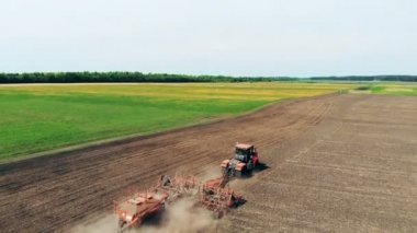 Büyük doğal alan bir agrimotor tarafından ekili