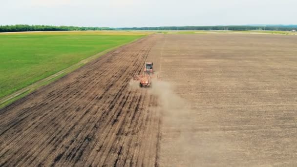 Bovenaanzicht van een ruime weide met zaden krijgen verspreid door een vrachtwagen — Stockvideo