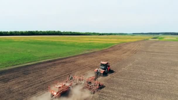 Un grande campo panoramico viene seminato da un agrimotore — Video Stock