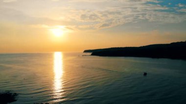 Bir görünümde bir Bay pitoresk günbatımı