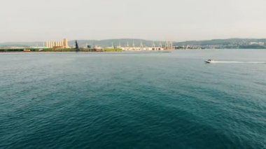 Kıyı şeridi manzara ile birlikte yelken bir motorlu tekne