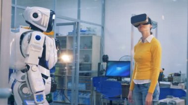 Bir kadın bir droid Vr gözlük takan denetler. Sanal gerçeklik kavramı.