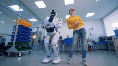 Bir robot bir kadın kalçalarda spanks, o zaman o bir tokat verir. 4k.