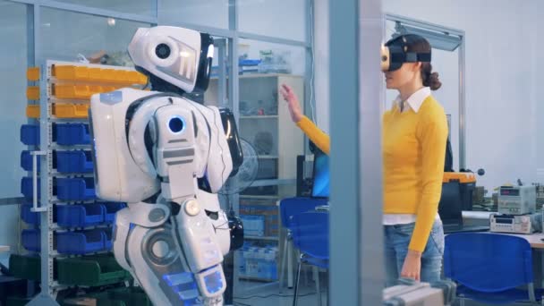 Vr メガネの女性は、ロボットをチェックします。仮想現実ゲームのコンセプト. — ストック動画