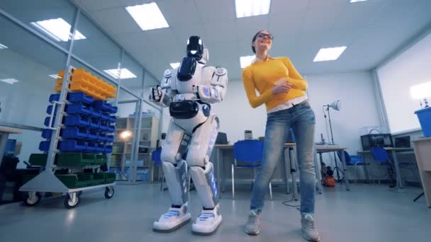 A robot spanks a woman on the buttocks, then she gives it a slap. 4K. — Stock Video