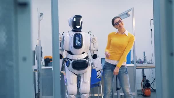 Robot y relaciones humanas. Un cyborg azota a una mujer, mientras baila, luego abofetea su cara y se va. 4K . — Vídeos de Stock