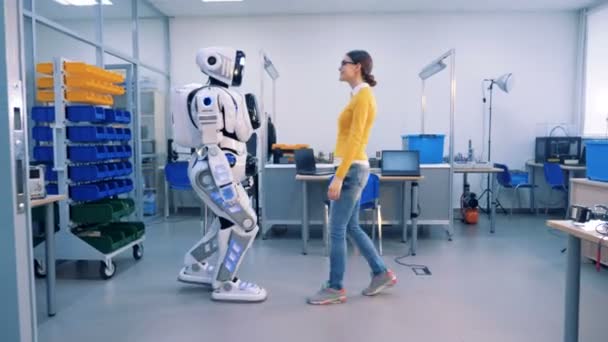 En robot och en kvinna-kram. Robot och mänskliga relationer koncept. — Stockvideo