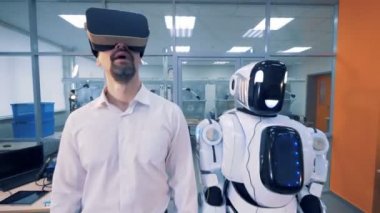 Droid ve bir adam bir odada duruyor. VR oyun kavramı.