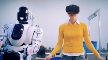 Robot ve kadın kolları ile dans.