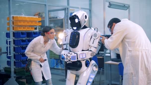 Selectievakje robot mensen en repareren. — Stockvideo