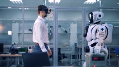 Bir işçi ve bir robot birbirimize selamlıyorum.