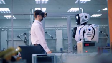 Sanal gerçeklik oyun kavramını. İşçi ve robot tebrik ederken el sallamak.