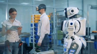 Sanal gerçeklik oyunu. İki mühendis robotlar iş incelemek.