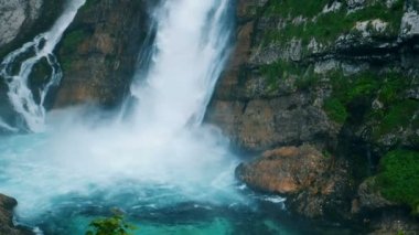 Temiz su bir dere. Şelale dağ nehir ağır çekimde giriyor.