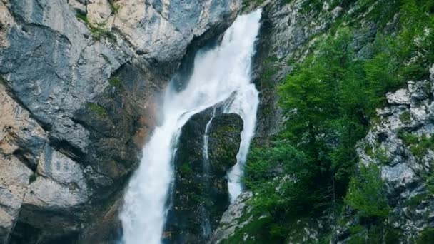 Cachoeira natural nas montanhas. Cachoeira alta nas montanhas está fluindo para baixo . — Vídeo de Stock