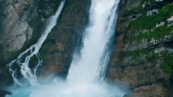 Corrientes de agua en cascada. El agua rugiente está cayendo en un arroyo de montaña . — Vídeos de Stock