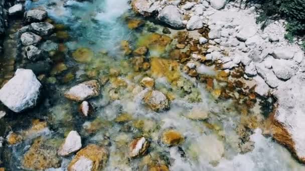 Bach fließt zwischen den steinigen Ufern. Wasser fließt über den Stein. — Stockvideo