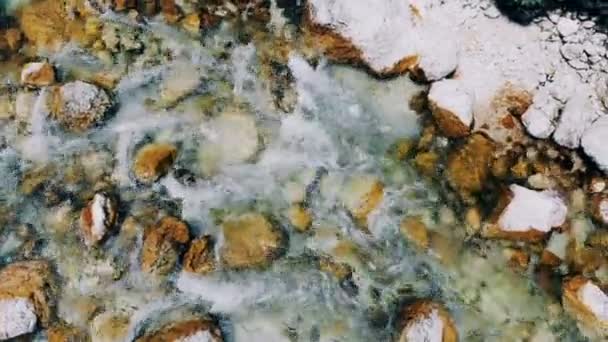 Onderste stenen zijn gewassen door het stromende water van de beek — Stockvideo