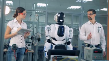 Bir robot hareketleri kopya yapan bir adam.