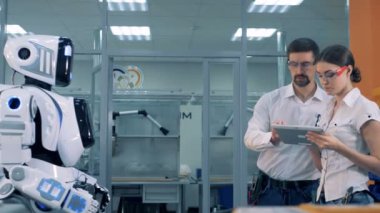 Erkek ve kadın robotlar çalış'ı işaretleyin.