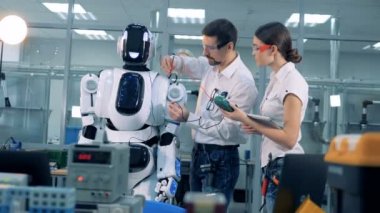 İki işçi bir cyborg gerilim ölçer.