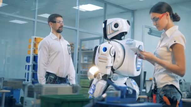 Un ingegnere ordina a un robot di girare . — Video Stock