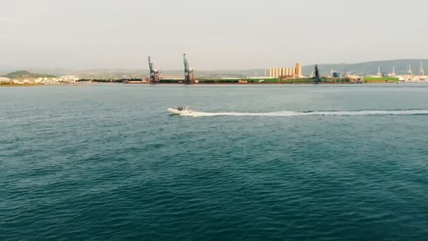 Zeilboot zweeft langs de kustlijn in het daglicht — Stockvideo