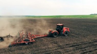 Doğal alan alan kamyon ekilir. Bir çiftçi tohum traktör hava uçak atış,