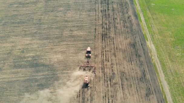 Traktor sådd jordbruksgrödor på fältet. Antenn. — Stockvideo