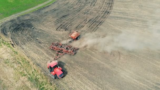 Traktor v poli. Letecký pohled. Koncept výroby zdravých potravin. — Stock video