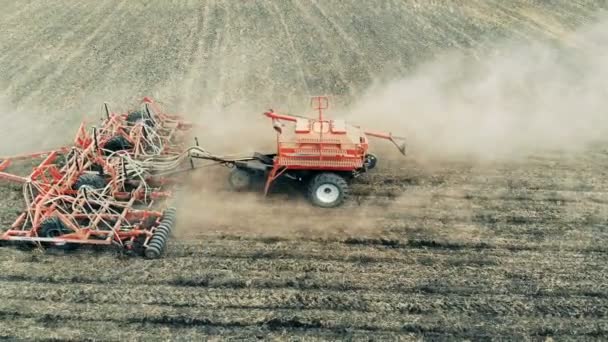 大規模なフィールドにわたって農業トラクター。フィールドで農作物の播種. — ストック動画