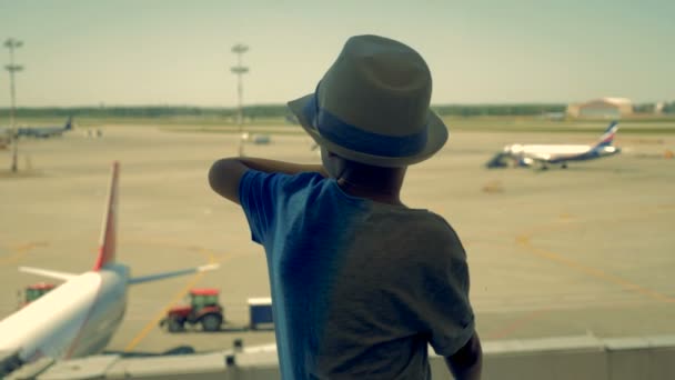 Мальчик в зале ожидания аэропорта, крупным планом . — стоковое видео