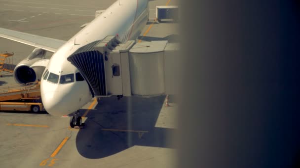 Un avión con un pasadizo especial está en una pista, preparándose para el vuelo. 4K . — Vídeo de stock